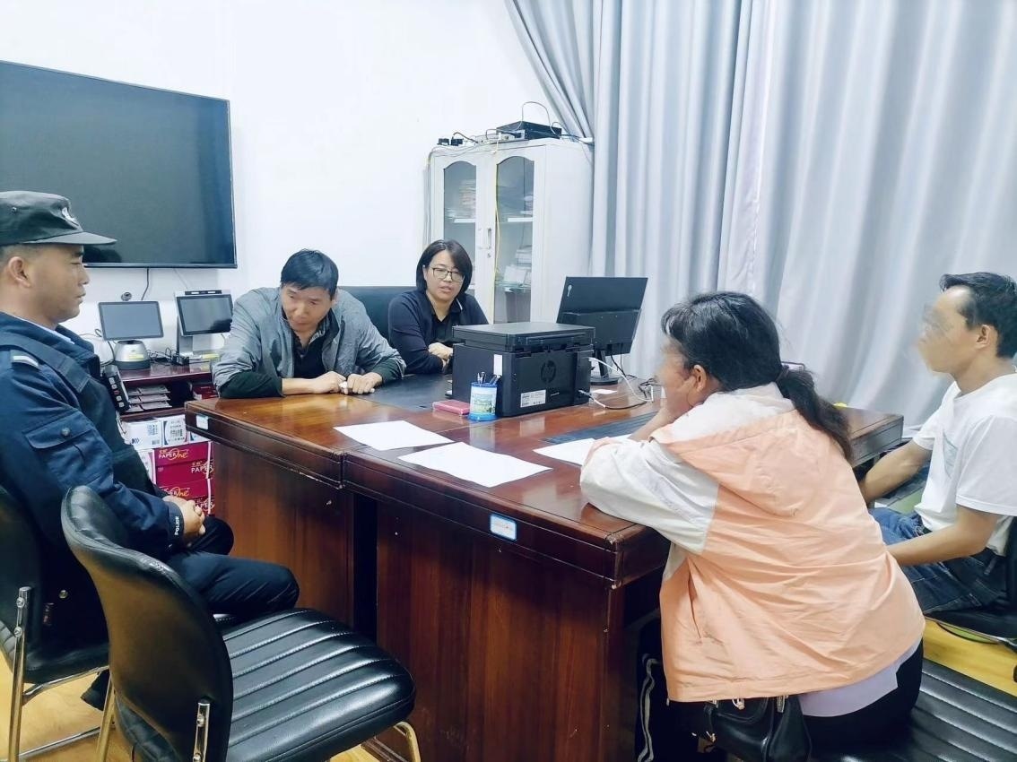 2023年8月4日，和立峰（左二）在調(diào)解一起家庭婚姻糾紛。受訪者供圖