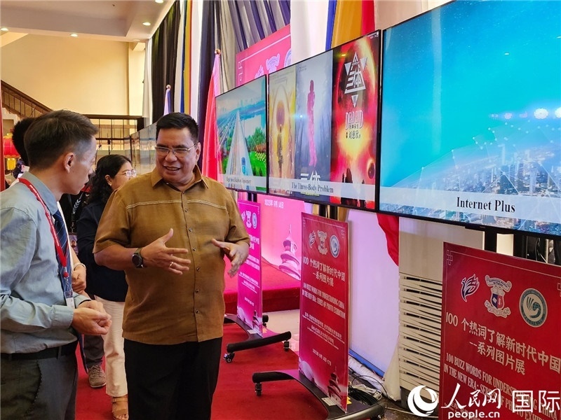 圖為菲律賓國家圖書館館長阿德里亞諾參觀新時代中國圖片展。人民網記者樊帆攝