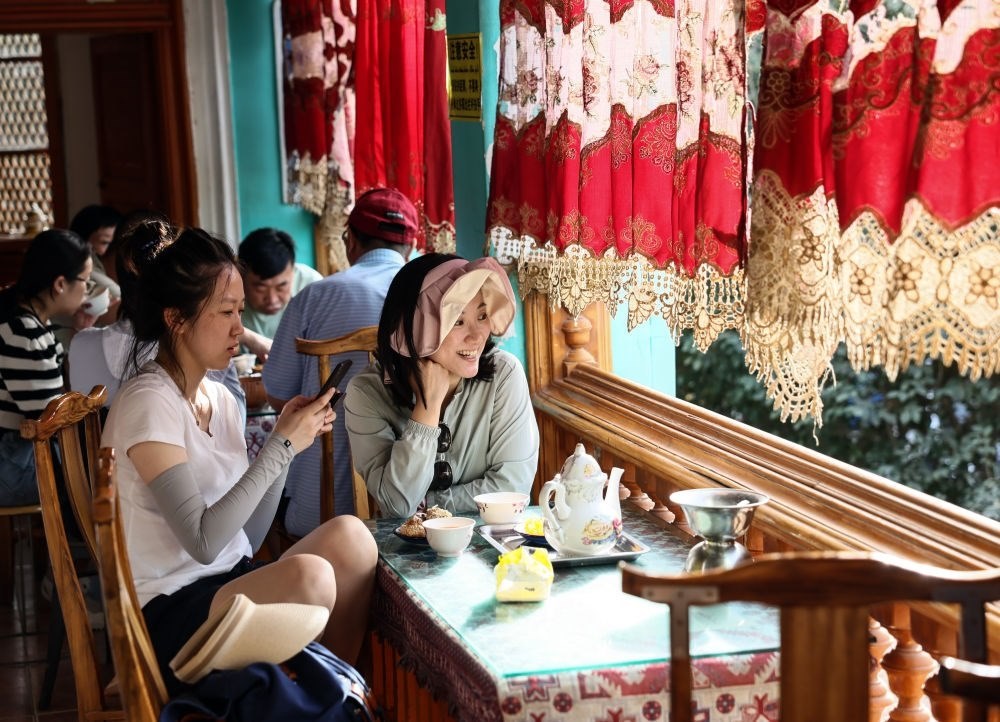 游客在新疆喀什古城景區(qū)百年老茶館內(nèi)品茶小憩（2023年9月7日攝）。新華社記者 蘭紅光 攝