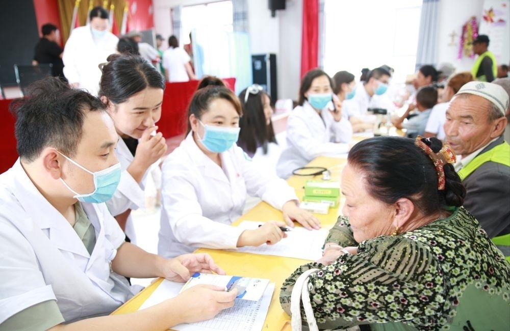 浙江省醫(yī)療援疆?？坡?lián)盟赴阿克蘇地區(qū)溫宿縣博孜墩鄉(xiāng)開展健康宣教和義診活動(dòng)（2023年7月11日攝）。新華社發(fā)