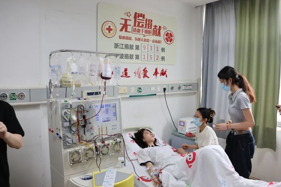 陸冰冰（右三）捐獻(xiàn)185毫升造血干細(xì)胞。受訪者供圖