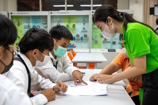 3月14日，在泰國大城府大城技術學院魯班工坊，教師（右一）給學生上課。新華社記者 王騰 攝