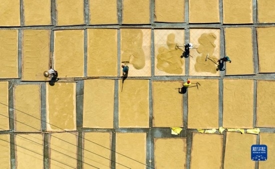 9月16日，在湖南省懷化市通道侗族自治縣萬佛山鎮(zhèn)溪上村，村民在晾曬稻谷（無人機(jī)照片）。