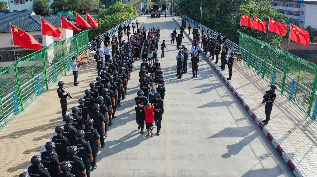 圖為涉詐犯罪嫌疑人移交我方。