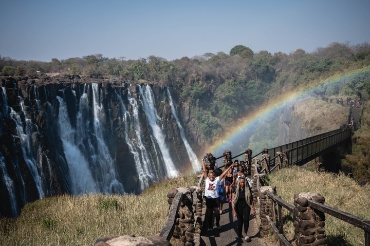 8月21日，游客在贊比亞觀(guān)賞維多利亞瀑布景色。