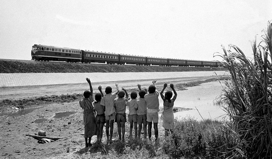 贊比亞魯西瓦西湖畔的少年兒童歡迎坦贊鐵路的列車(chē)通到他們的家鄉(xiāng)（1976年攝）。