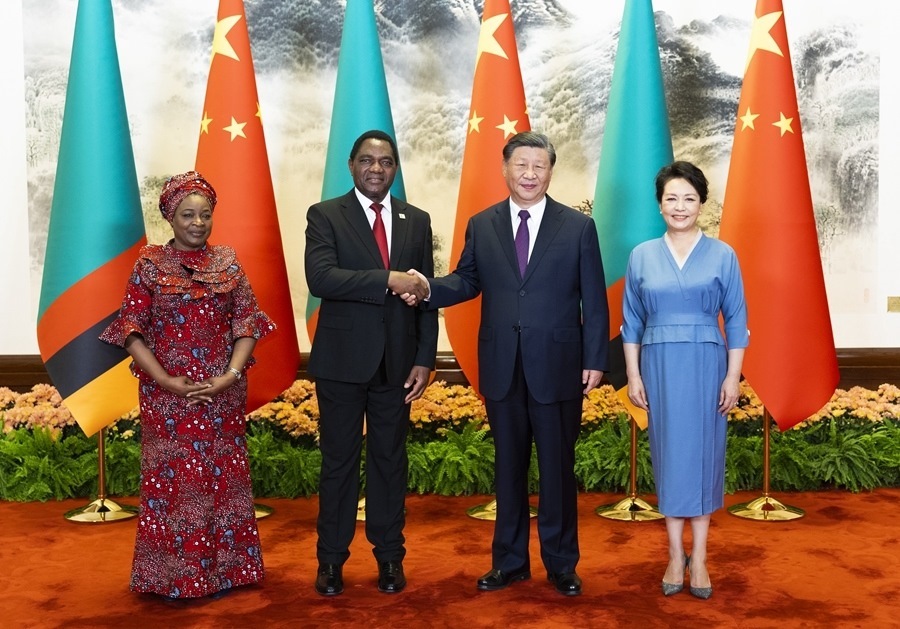 這是會(huì)談前，習(xí)近平主席和夫人彭麗媛同希奇萊馬總統(tǒng)和夫人穆廷塔合影。