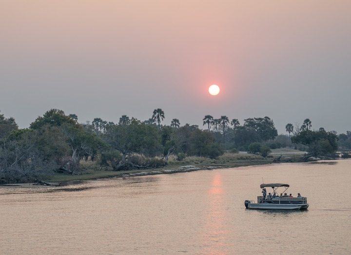 8月23日，在贊比亞拍攝的贊比西河上的游船。