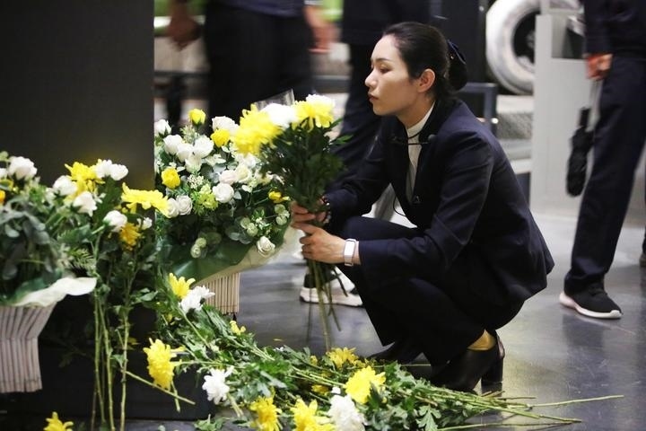 9月18日，工作人員在侵華日軍第七三一部隊(duì)罪證陳列館整理花束。新華社記者 石楓 攝