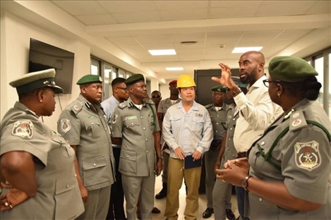 萊基港員工向海關(guān)工作人員講解掃描儀使用方法。受訪者供圖