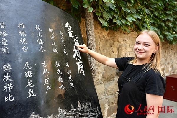 選手金雪花（波蘭）在古堡內(nèi)留影。人民網(wǎng) 盧鵬宇攝