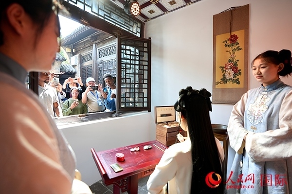 選手們觀看表演。人民網(wǎng) 盧鵬宇攝