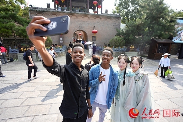 兩對(duì)雙胞胎偶遇合影。人民網(wǎng) 盧鵬宇攝