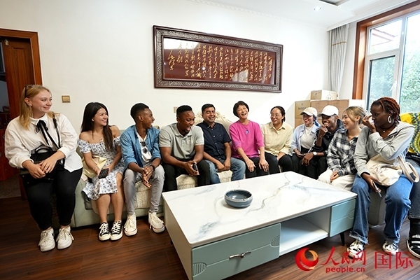 選手們?cè)诖迕裢跣×艏抑凶隹汀Ｈ嗣窬W(wǎng) 盧鵬宇攝