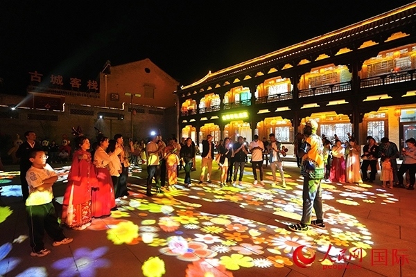 選手們和演員們一起載歌載舞。人民網(wǎng) 盧鵬宇攝