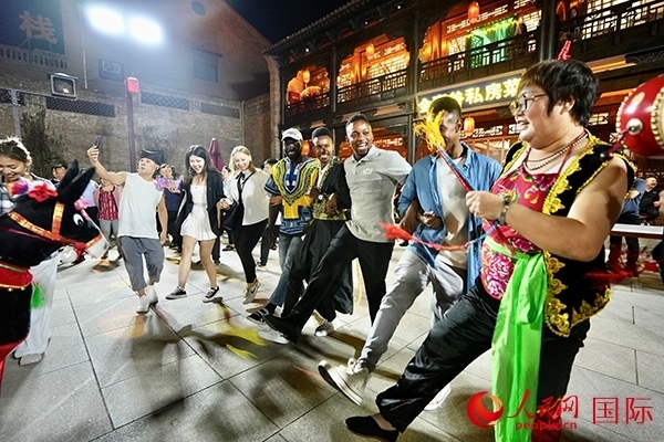 選手們和演員們一起載歌載舞。人民網(wǎng) 盧鵬宇攝