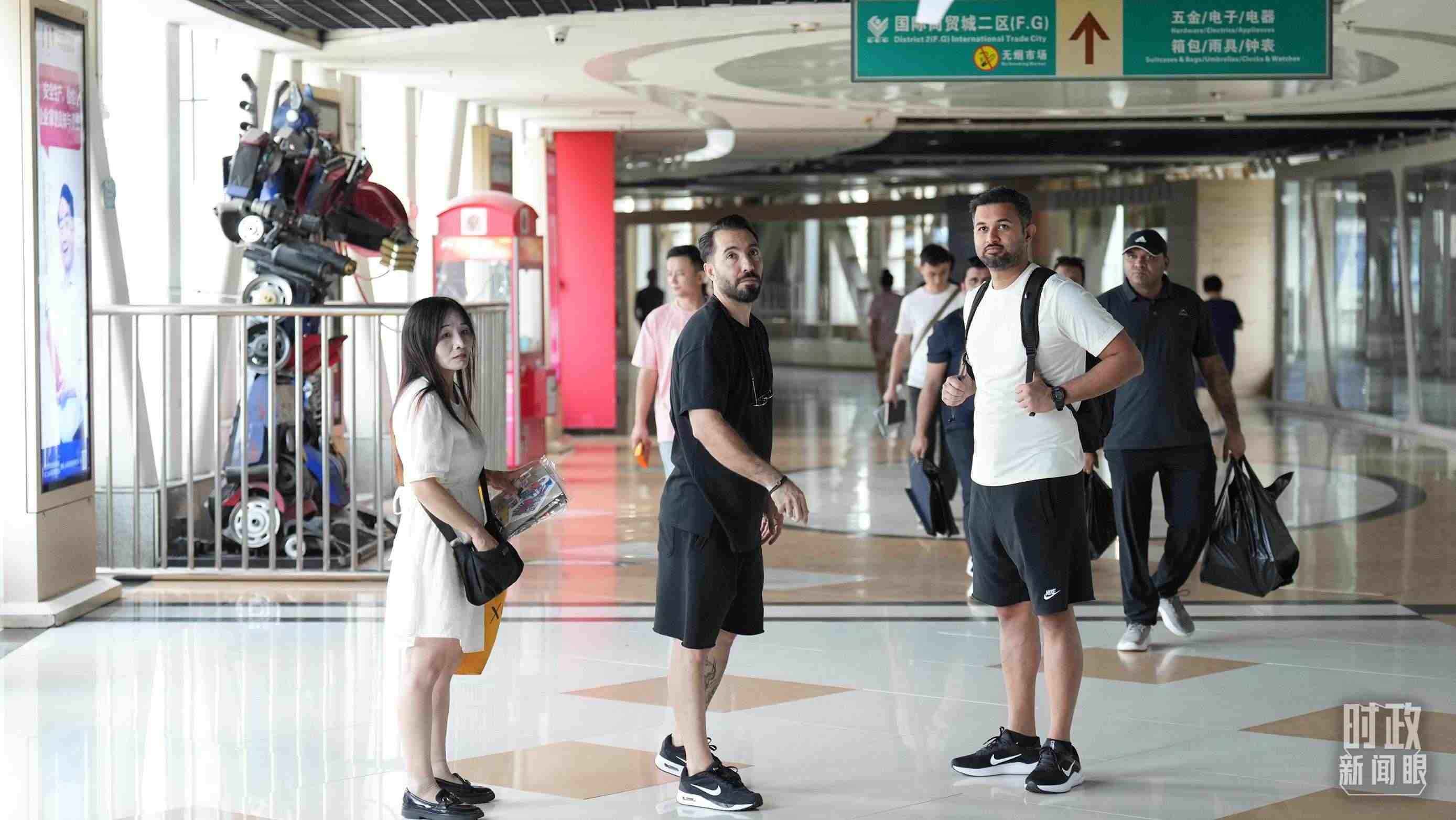 △義烏國際商貿城內，來自世界各地的外商。（總臺國廣記者李晉拍攝）