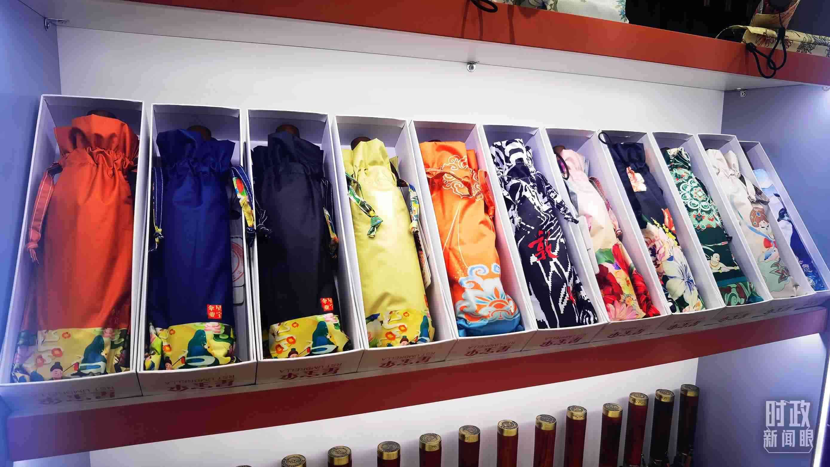 △商貿城內的一家傘鋪，貨架上擺放著包裝精美的雨傘。（總臺央視記者范學禹拍攝）