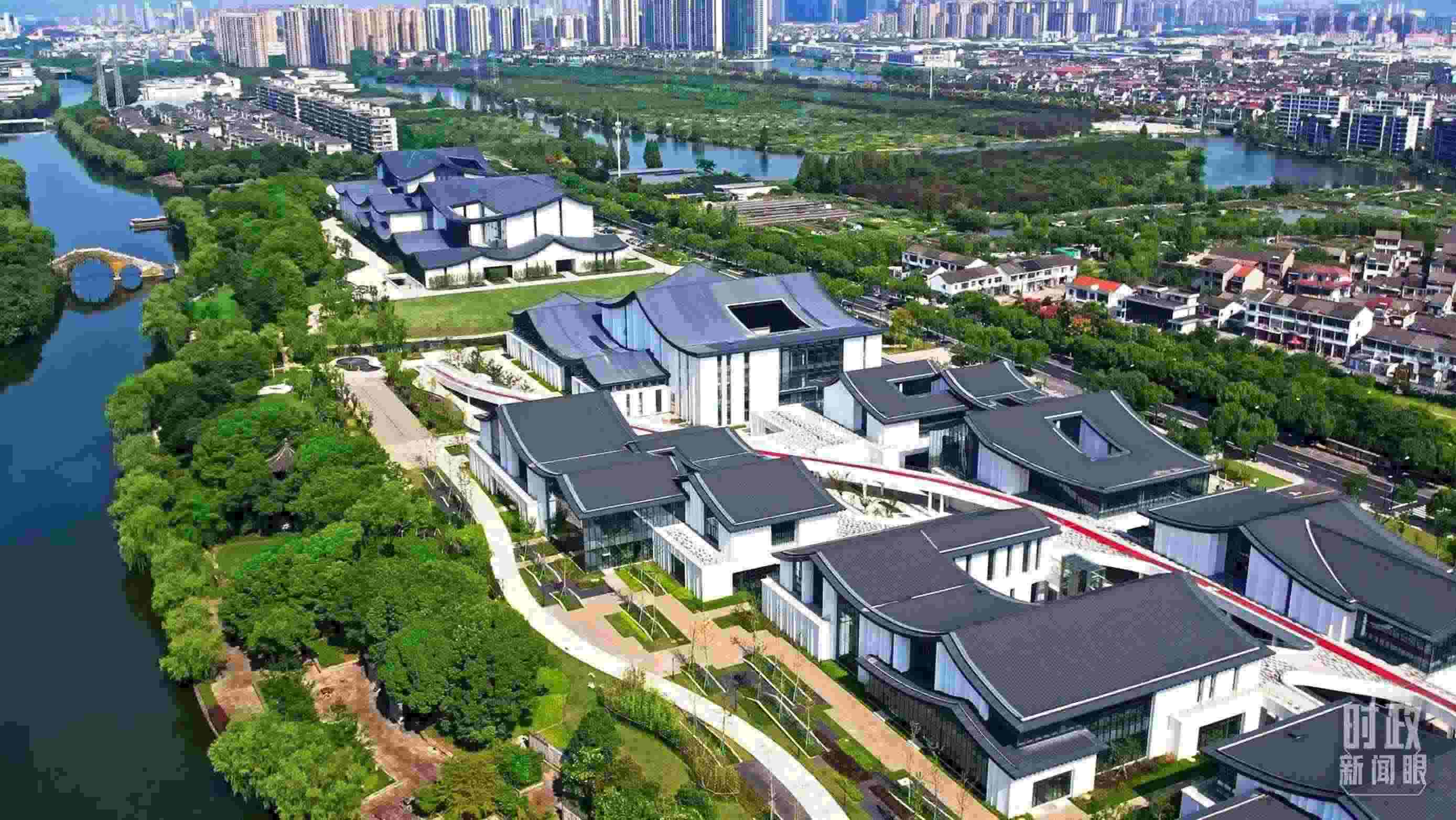 △臨河而建的浙東運河文化園。（總臺央視記者范凱拍攝）