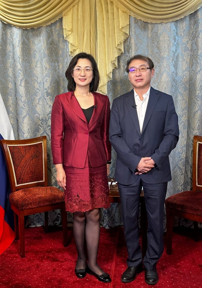 人民網(wǎng)黨委委員、副總編輯孫海峰（左一）專訪崔少純總領(lǐng)事。人民網(wǎng)記者 馬天翼攝