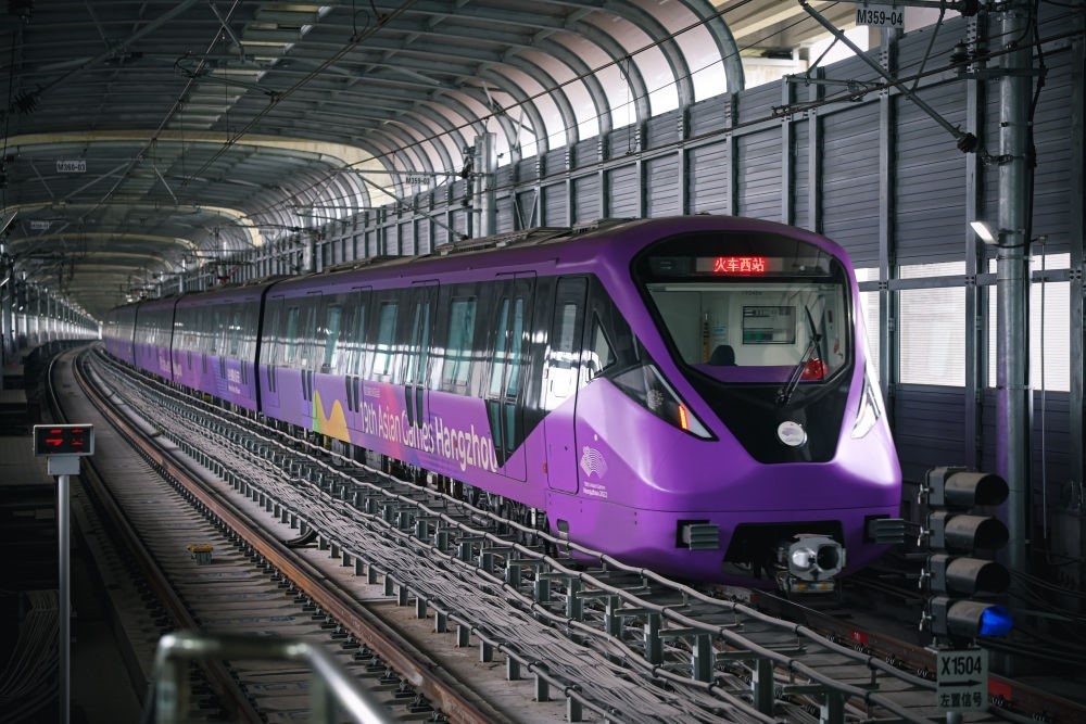 從杭州火車西站出發(fā)，地鐵19號(hào)線貫穿杭州火車東站、杭州蕭山機(jī)場(chǎng)，“亞運(yùn)號(hào)”地鐵專列運(yùn)行在這條線路上。