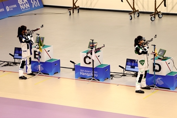 黃雨婷(左)、韓佳予在女子10米氣步槍個人賽比賽中。人民網(wǎng)記者 胡雪蓉攝