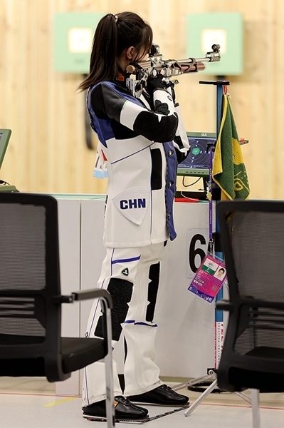 9月24日，黃雨婷在女子10米氣步槍團體賽比賽中。人民網(wǎng)記者 胡雪蓉攝