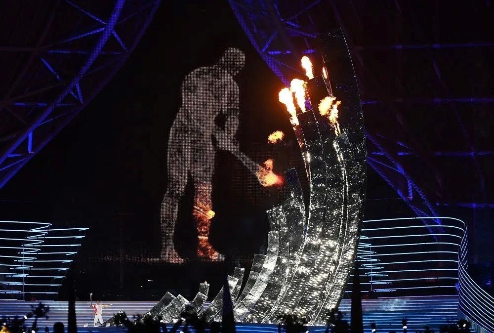 △“數(shù)字火炬手”點燃象征亞洲大團結(jié)的亞運之火。