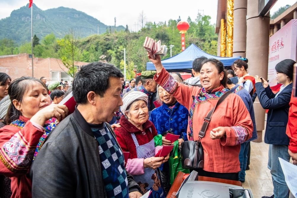 4月13日，在華溪村第五屆分紅大會上，村民在排隊領(lǐng)取分紅。新華社記者 唐奕 攝