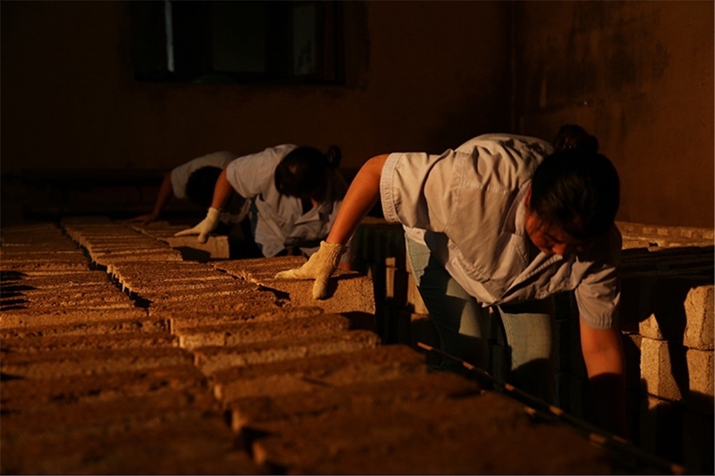 匠人師傅正在翻動曲胚。張?zhí)炝z