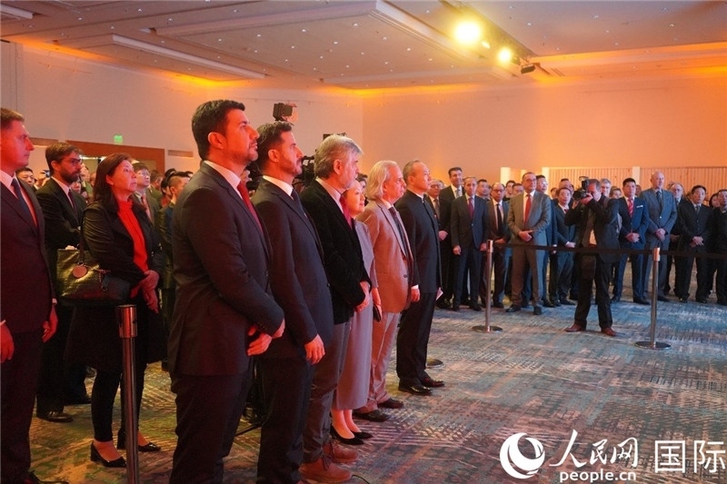 圖為招待會現(xiàn)場演奏兩國國歌。人民網(wǎng)記者 許放攝