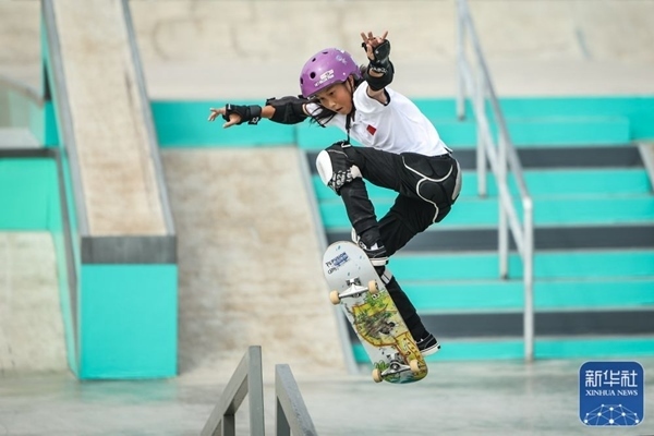 9月27日，中國選手崔宸曦在比賽中。當(dāng)日，在錢塘輪滑中心舉行的杭州亞運(yùn)會(huì)女子街式?jīng)Q賽中，中國選手崔宸曦以242.62分的成績奪得冠軍，曾文蕙獲得亞軍，日本選手伊藤美優(yōu)獲得季軍。新華社記者 潘昱龍攝