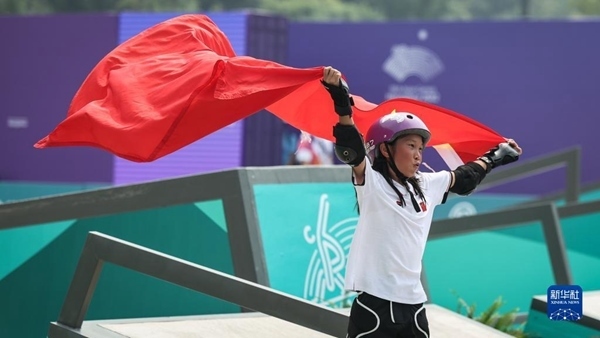 9月27日，崔宸曦在賽后慶祝奪冠。當日，在錢塘輪滑中心舉行的杭州亞運會女子街式?jīng)Q賽中，中國選手崔宸曦以242.62分的成績奪得冠軍，曾文蕙獲得亞軍，日本選手伊藤美優(yōu)獲得季軍。新華社記者 潘昱龍攝