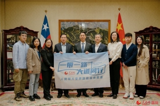 牛清報(bào)大使（中）與人民網(wǎng)、人民日?qǐng)?bào)社記者合影。 人民網(wǎng)記者 張若涵攝