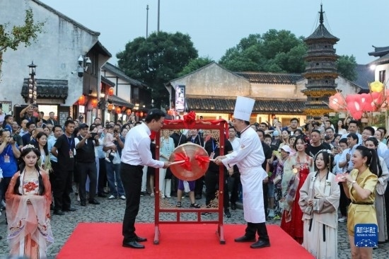 9月27日拍攝的2023年南翔國潮大會(huì)暨第十七屆上海南翔小籠文化展開幕儀式現(xiàn)場。