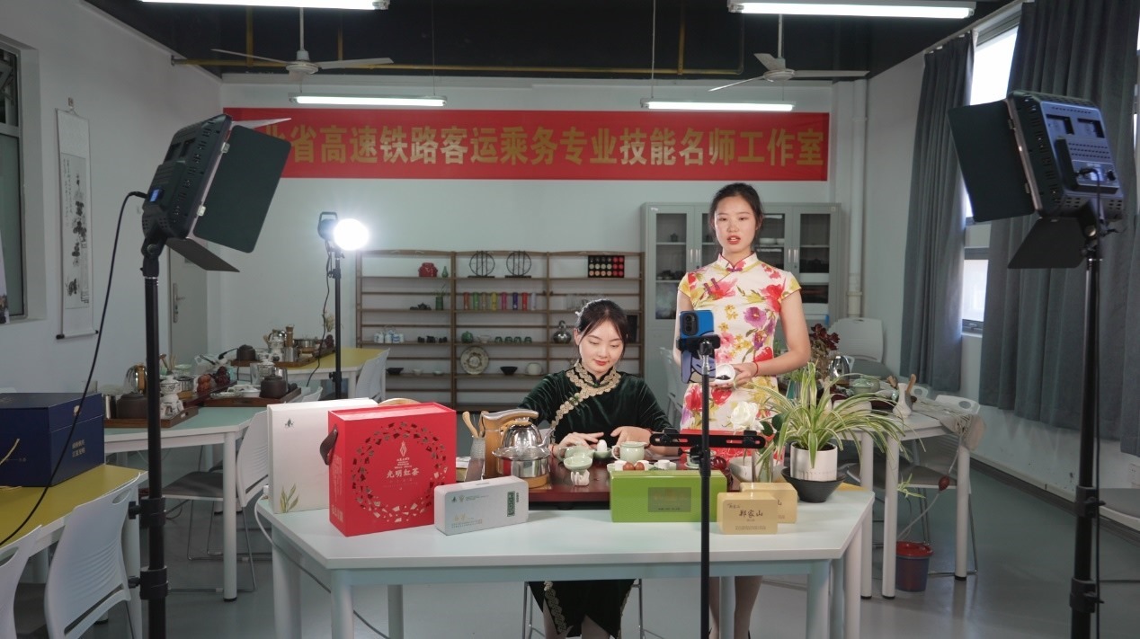 學(xué)生們正在直播。受訪單位供圖