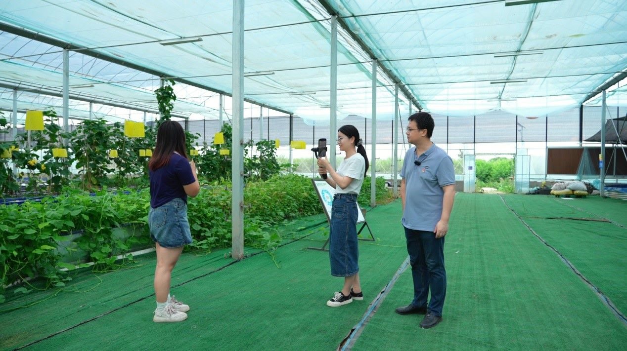 學(xué)生們正在現(xiàn)場直播。受訪單位供圖