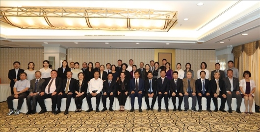 參會(huì)嘉賓合影留念。主辦方供圖