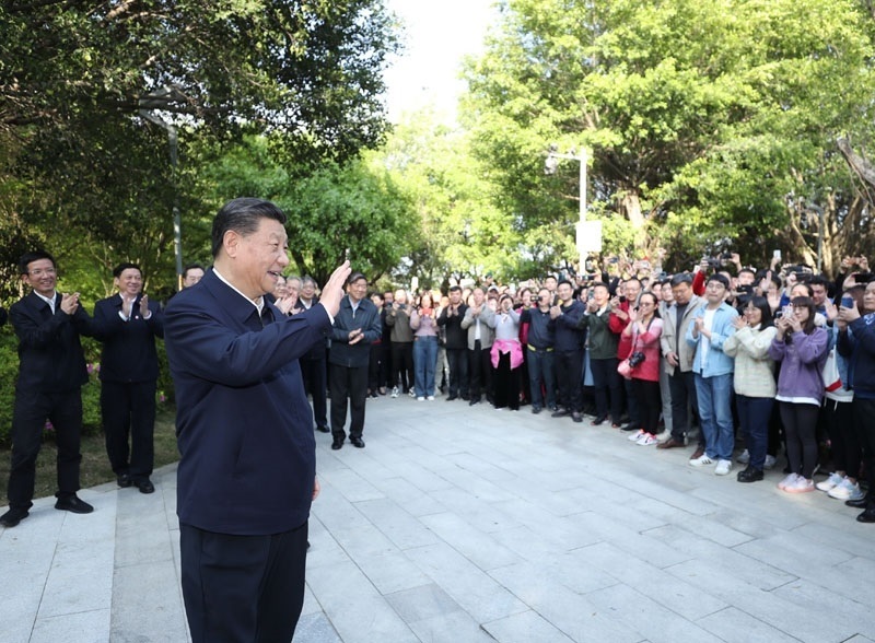 2021年3月24日，習(xí)近平在福建省福州市福山郊野公園考察時(shí)，向市民們招手致意。