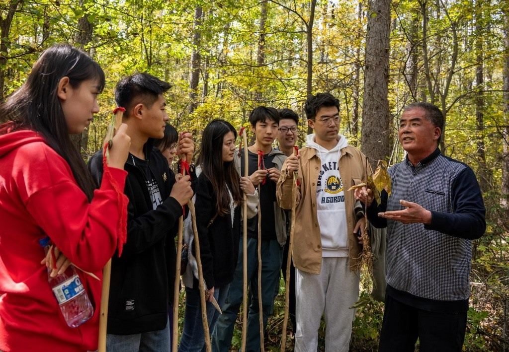 魏本勝為清華大學(xué)同學(xué)介紹長白山人參文化。嚴(yán)磊攝