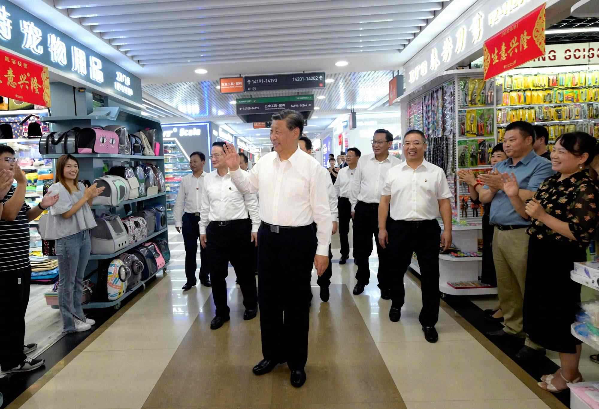 △2023年9月20日，習(xí)近平總書記在義烏國際商貿(mào)城考察時，同商戶親切交流。
