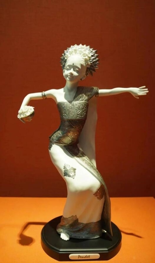 2013年10月，時(shí)任印度尼西亞總統(tǒng)蘇西洛贈(zèng)送習(xí)近平主席的鑲錫瓷塑舞者。