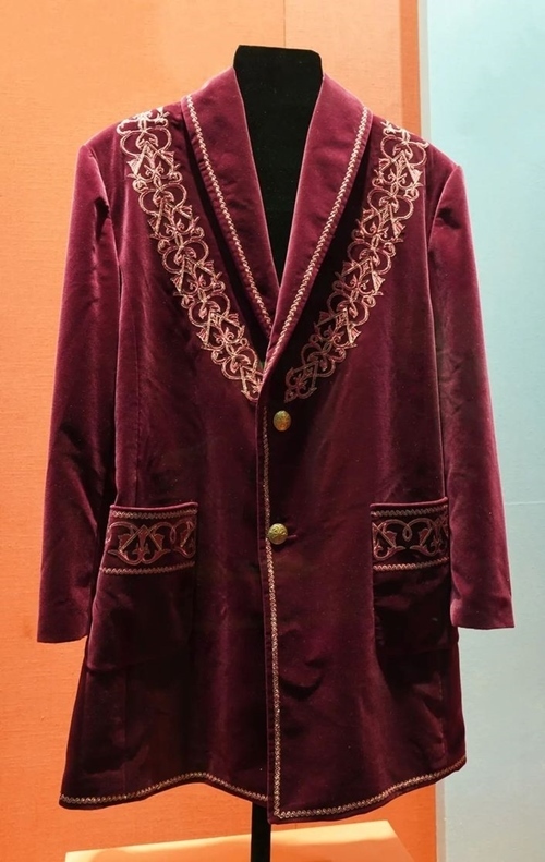 2013年9月，時(shí)任哈薩克斯坦總統(tǒng)納扎爾巴耶夫贈(zèng)送習(xí)近平主席的哈薩克斯坦民族服裝。