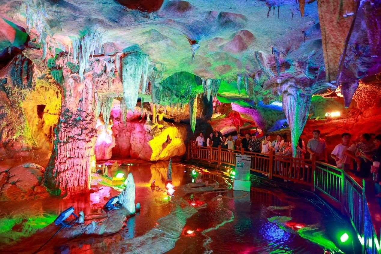 國慶假期期間，江西萬年神農(nóng)宮景區(qū)游人如織。受訪者供圖