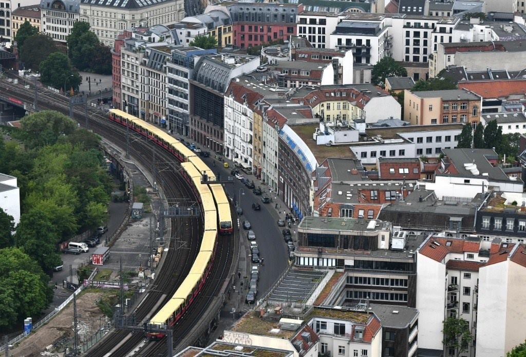 5月23日，列車(chē)在德國(guó)柏林市區(qū)行駛。新華社記者任鵬飛攝