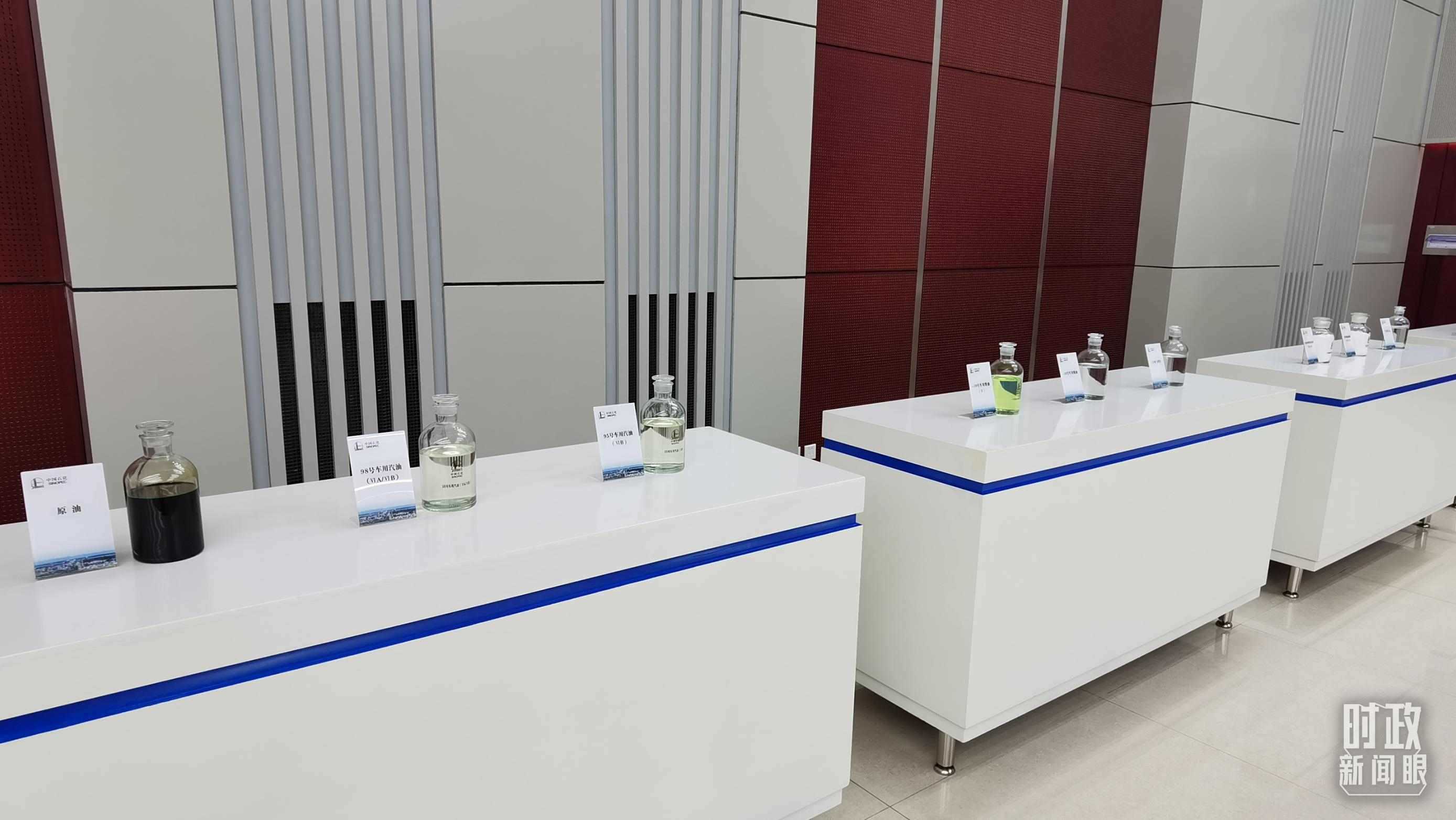 △中國(guó)石化九江分公司生產(chǎn)的產(chǎn)品展示。（總臺(tái)央視記者郭鴻拍攝）