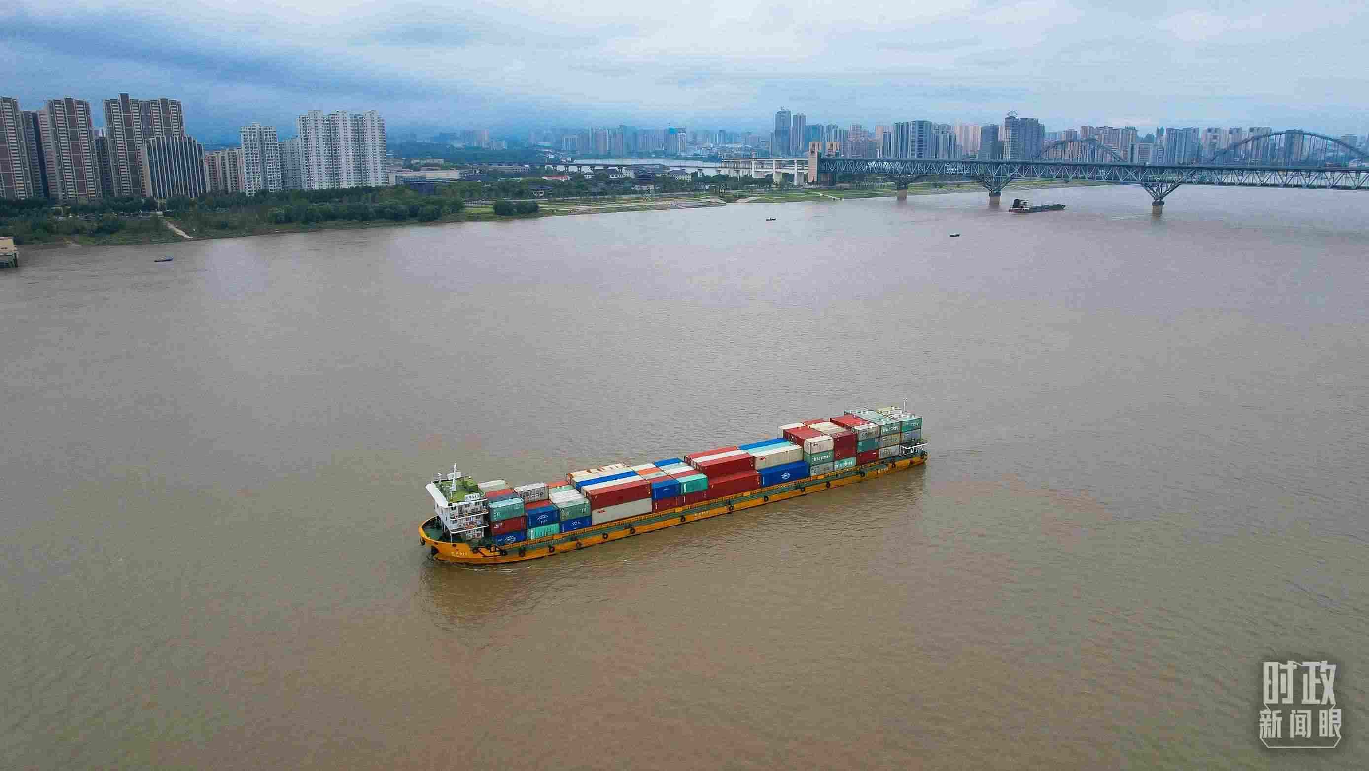 △長(zhǎng)江九江段。（總臺(tái)央視記者范凱拍攝）
