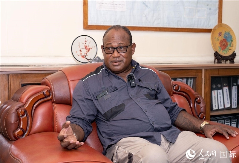 2023年9月13日，所羅門群島副總理兼基礎(chǔ)設(shè)施和發(fā)展部長梅納西·梅蘭加在首都霍尼亞拉接受人民網(wǎng)記者專訪。人民網(wǎng) 賀吉攝