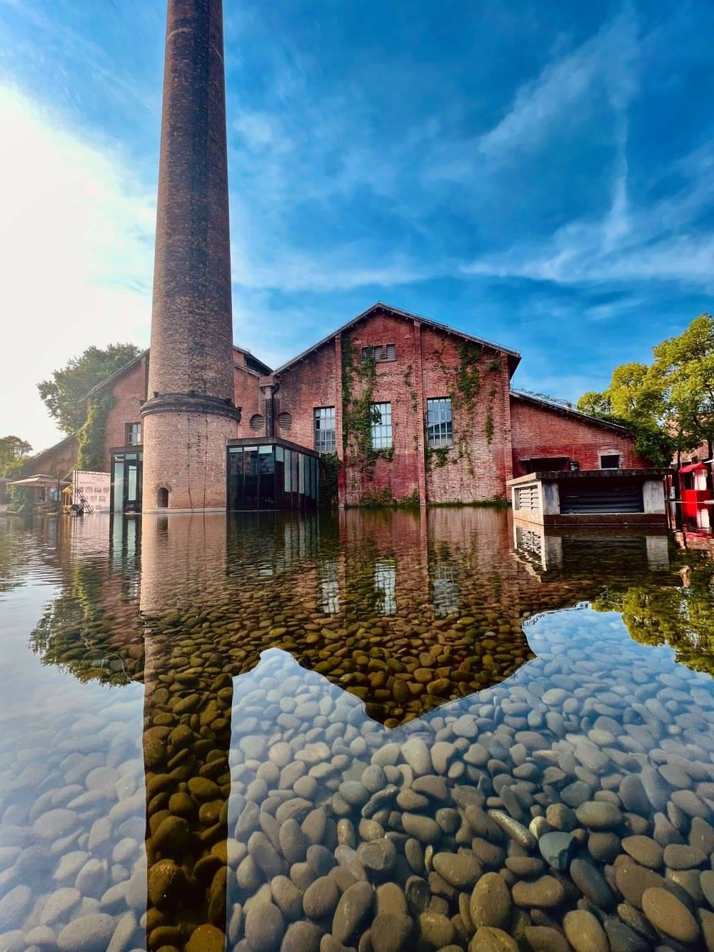 ↑景德鎮(zhèn)陶溪川文創(chuàng)街區(qū)一景（2023年5月15日攝）。