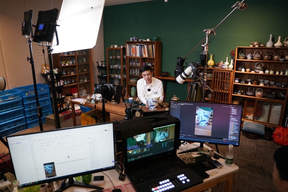 ↑在景德鎮(zhèn)，工作人員通過網(wǎng)絡(luò)直播推介陶瓷產(chǎn)品（2023年2月22日攝）。